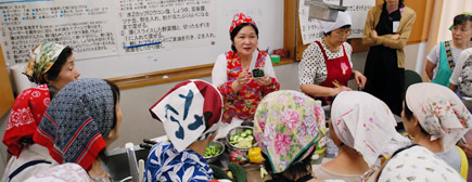 写真:説明する高山厚子さん