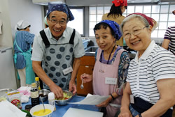写真:楽しく料理