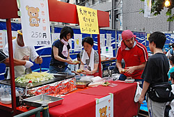 写真:にぎわう模擬店