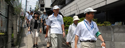 写真:四谷の坂道を散歩