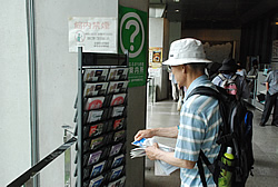 写真:新宿歴史博物館内の観光案内所