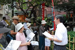 写真：地域住民がまちの歴史を説明