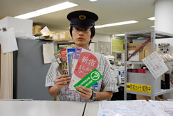 写真:東京メトロ新宿駅でも地図などを配布