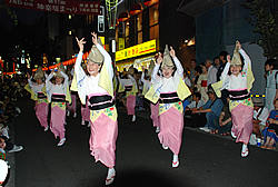 写真:阿波踊り(昨年の「神楽坂まつり」)