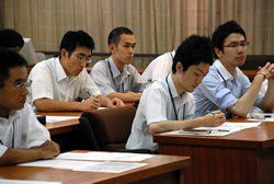 写真:聴講する職員