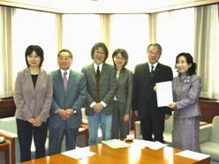 新宿区協働事業提案制度審査会委員から区長へ報告書を提出する様子<右から中山区長、伊藤清和委員、鈴木委員、久塚審査会長、宇都木審査副会長、伊藤圭子委員>