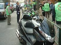 写真:駐車違反のバイクの連なり