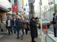 写真:混雑する歩道