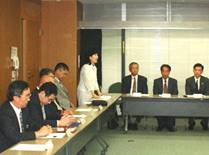 写真:発会式で挨拶する区長
