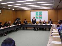 写真:協議会で挨拶する会長