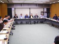 写真:協議会での会議風景