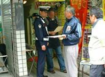 写真：看板の指導・警告書の配布