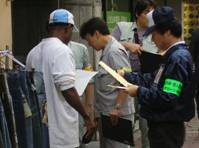 写真:路上商品の指導・警告書の配布