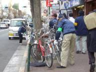 写真：放置自転車の警告指導