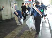 写真:美化キャンペーンと駅前の清掃