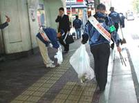 写真：美化キャンペーンと駅前の清掃