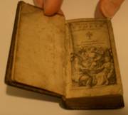 「VTOPIA(ユートピア)」1631年製作、コレクション最古の一品。縦9×横4.5㎝。