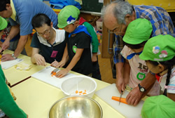 写真：親子でカレーを作る