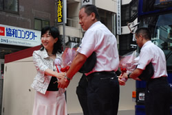 写真:花束を渡す区長