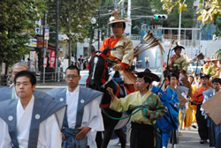 写真：戸山公園までの道のりを練り歩く