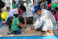 写真:木製おもちゃ作り