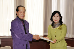 写真:高階会長が報告書を中山区長に提出