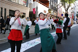 写真：ブラスバンドの演奏