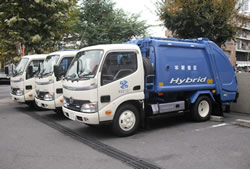 写真:ハイブリッドごみ収集車