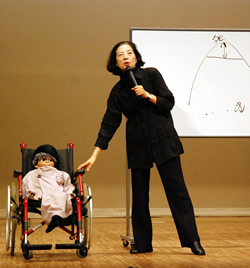 写真:講演する羽成幸子さん