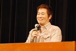 写真:講演する小崎恭弘さん