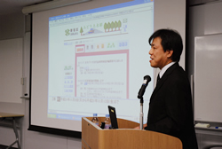 写真:新宿区ホームページを使って解説する小高さん