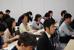 写真:真剣な眼差しで受講する職員