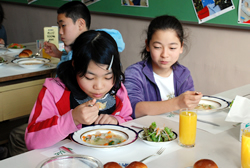 写真：料理を食べる子どもたち