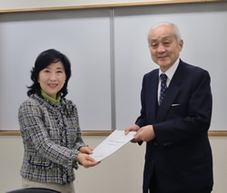 写真:提言書を中山区長に渡す福川委員長
