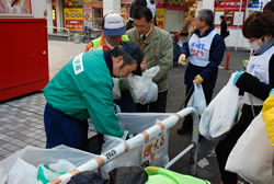 写真:集めたごみを回収