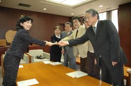 協働支援会議委員から区長へ報告書を提出する様子 <左から中山区長、芦沢委員、宇都木委員、久塚座長、鈴木委員、伊藤委員>