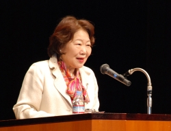 写真：講演する樋口恵子さん