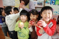 写真：リンゴを手にする園児たち