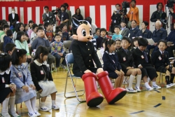 写真:任命式に出席したアトム