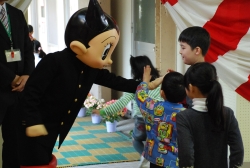 写真:子どもたちと交流