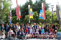 写真：西戸山幼稚園児と高田馬場南親睦会の皆さん