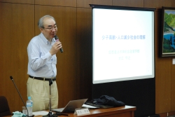 写真：講演する大江教授
