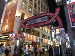 写真：6月21日の消灯の様子（歌舞伎町一番街）