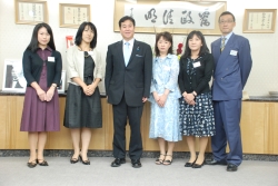 写真：原口総務大臣を囲んで記念写真（左から、藤村さん・小山さん・今井さん・北古賀さん・岡本さん）