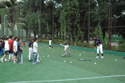 写真：東京ヤクルトスワローズの選手が野球を指導