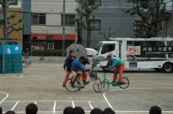 写真：傘差し運転と二人乗り運転による自転車同士の接触事故