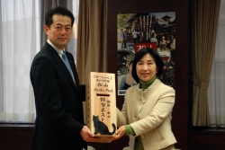 写真：野志松山市長から観光俳句ポストの贈呈