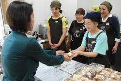 写真：焼き菓子をお買い上げ