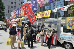 写真：仙台の名物料理コーナーに行列