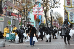 写真：歌舞伎町周辺を清掃